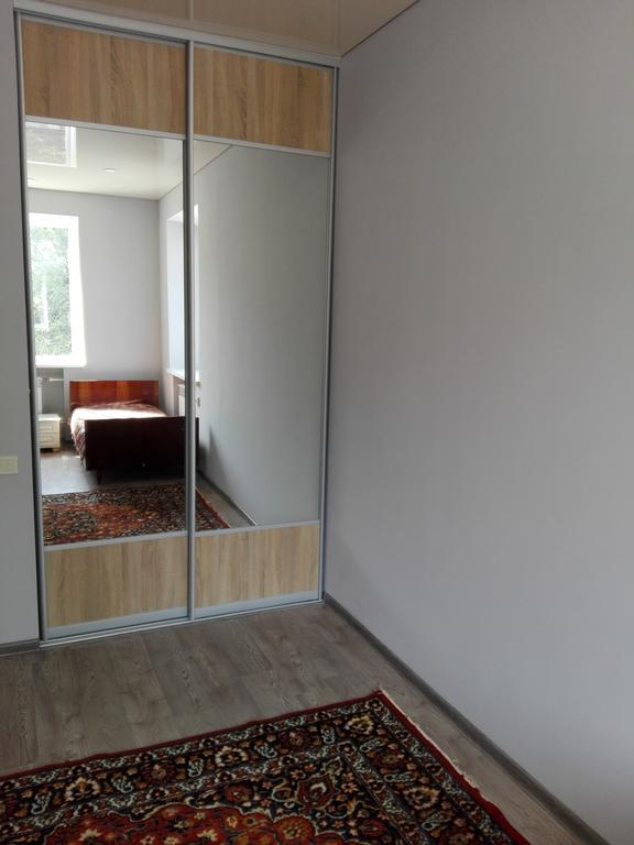 Apartment On Kryvorizhstal Street 35-24 克里沃罗格 外观 照片