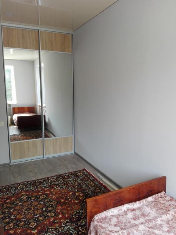 Apartment On Kryvorizhstal Street 35-24 克里沃罗格 外观 照片